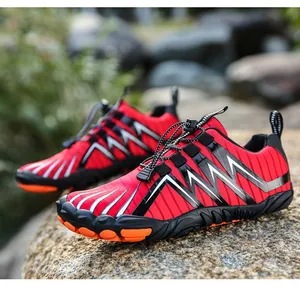 Detailopname van rode en zwarte sneldrogende outdoor waterschoenen met antislipzool