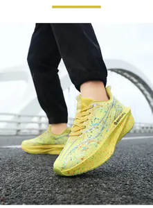 Chaussures de marathon professionnelles avec plaque de carbone et taches de peinture néon