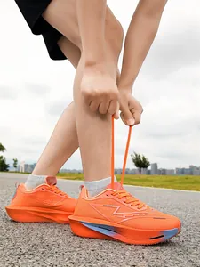 Gros plan de chaussures de course légères orange vif avec motif éclair