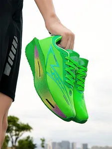 Gros plan de chaussures de course légères vert néon avec maille respirante et semelle dégradée.