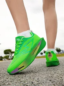 Gros plan sur des chaussures de course ultra-légères vert fluo avec semelle dégradée colorée.