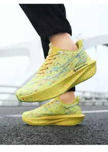 Gros plan détaillé de chaussures de marathon jaunes avec un motif d'éclaboussures coloré unique