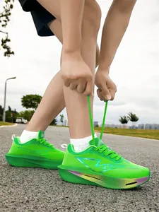 Gros plan de chaussures de course vertes légères avec maille respirante à l'extérieur.