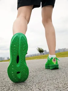 Détail macro de la texture de semelle vert vif sur chaussures de course ultra-légères