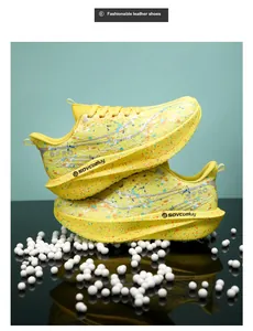 Détail de chaussures de course jaunes à plaque carbone avec motif de taches de peinture