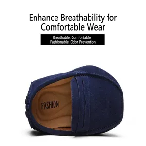 Détail de mocassins en daim bleu marine respirants pour hommes de style décontracté