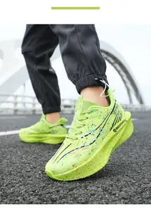Chaussures de marathon vert citron avec design tacheté sur route goudronnée.