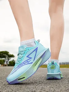 Gros plan de chaussures de course bleu clair légères avec maille respirante sur route goudronnée