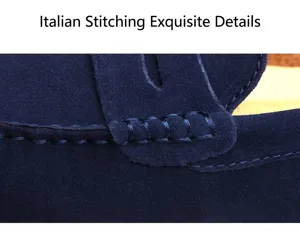 Vue macro montrant les détails exquis cousus main sur des mocassins en daim bleu