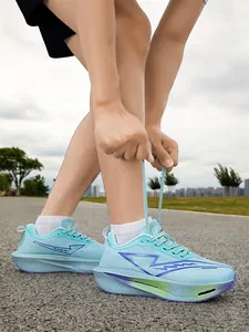 Gros plan d'une personne laçant des chaussures de course bleu clair respirantes dehors
