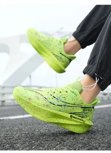 Gros plan de chaussures de course en carbone vert néon avec motif éclaboussures