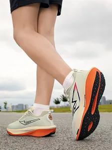 Photo professionnelle de chaussures de course légères et respirantes en orange et vert.