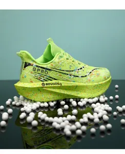 Chaussures de course dynamiques vert néon dotées d'un motif d'éclaboussures coloré.
