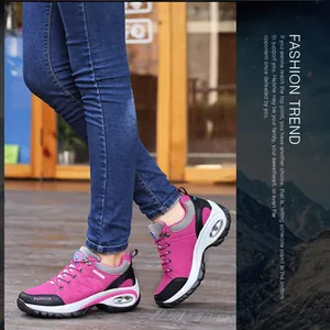 Vista lateral detallada de zapatillas de senderismo rosa con suela de aire cómoda