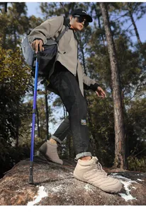 Dettaglio degli stivali da neve trapuntati beige indossati in un bosco