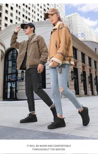 Vista lifestyle di modelli che indossano stivali da neve outdoor neri per uomo e donna