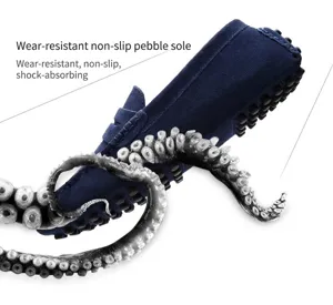 Détail montrant la semelle en caoutchouc antidérapante de ces mocassins en daim bleu marine