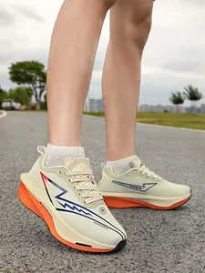Vue détaillée de chaussures de course légères portées sur une route goudronnée en extérieur.