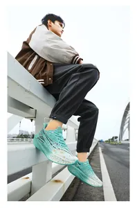 Vue détaillée de baskets de marathon professionnelles avec motif d'éclaboussures turquoise