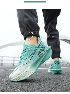 Détail en contre-plongée de chaussures de course turquoise à plaque de carbone