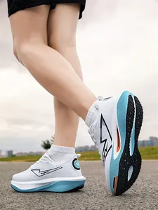 Gros plan de chaussures de course légères, blanches et bleues, respirantes et actives.
