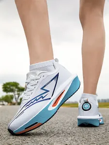 Gros plan de chaussures de course blanches légères avec mesh respirant et motif éclair
