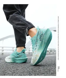 Détail de la chaussure de marathon bleu sarcelle avec motif moucheté coloré sur la route.