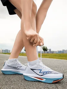Gros plan de chaussures de course blanches légères avec semelles bleues lacées dehors.