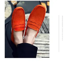 Mocassins en daim orange vif pour hommes avec un design de conduite confortable