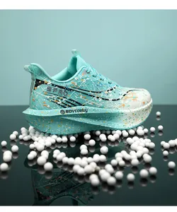 Chaussure de marathon professionnelle bleu clair avec plaque de carbone et taches de couleur