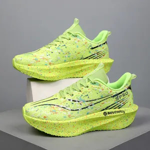 Chaussures de marathon professionnelles vert citron avec un motif de peinture colorée.