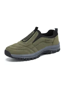 Detailansicht der olivgrünen Outdoor-Walking-Schuhe für Herren mit Slip-On-Design