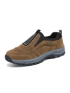 Nahaufnahme brauner Outdoor-Slipper aus Wildleder mit profilierter Gummisohle