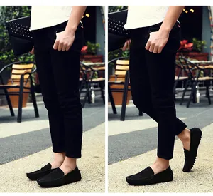 Mocasines clásicos de ante negro para hombre mostrados en un entorno exterior elegante