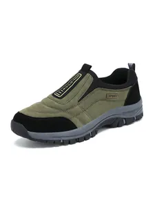 Detailansicht der grünen und schwarzen Outdoor-Slipper-Walkingschuhe für Herren