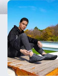Primer plano de zapatos casuales grises antideslizantes de talla grande en terraza