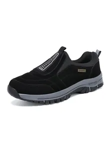 Detailansicht der schwarzen Herren-Outdoor-Walkingschuhe zum Hineinschlüpfen mit Sohle