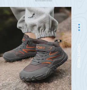 Detail van grijze kinderwandelschoenen met vijfvingerzool en klittenbandsluiting