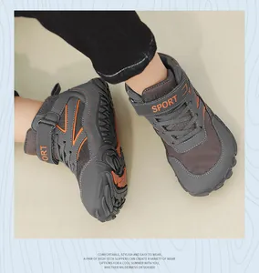 Gedetailleerd beeld van halfhoge vijfvingerige wandelschoenen voor kinderen met oranje.