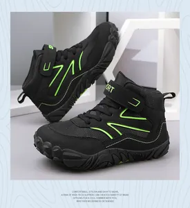 Gedetailleerd zicht op zwarte wandelschoenen voor kinderen met neon groene strepen