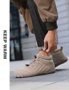 Stivali invernali outdoor con fodera in pile e tomaia trapuntata kaki su modello uomo