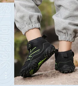 Detailopname van wandelschoenen voor kinderen met robuuste groen-zwarte zolen