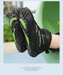 Detail van de antislipzool en zijriem van vijfvingerige wandelschoenen voor kinderen.