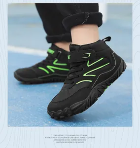 Zijaanzicht van zwarte en limoengroene hoge kinder wandelschoenen en sportschoenen.