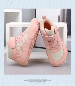 Detail van roze outdoor wandelschoenen voor kinderen met getextureerde zolen.