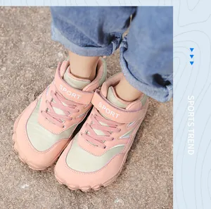 Detailopname van roze kinderschoenen met vijf tenen voor wandelen buiten gedragen