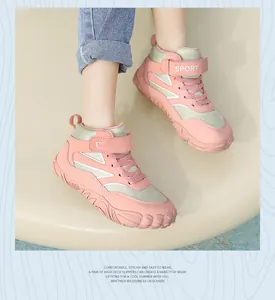 Comfortabele roze en grijze hoge outdoor wandelschoenen voor kinderen bij het dragen