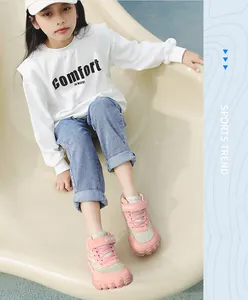 Meisje met roze vijf-vinger wandelschoenen voor kinderen buiten