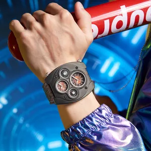 Primer plano de un reloj de cuarzo estilo punk con brújula en una muñeca con fondo futurista.