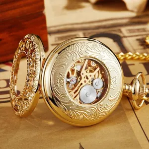 Gros plan d'une montre à gousset mécanique vintage en or avec gravures.
